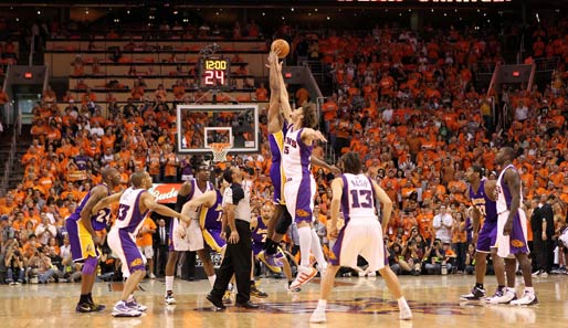 Los geht's! Robin Lopez von den Phoenix Suns und Andrew Bynum von den L.A. Lakers beim Tipoff von Spiel sechs der Western Conference Finals