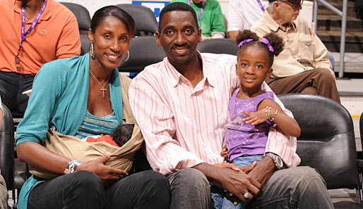 Back im Staples Center: Gemeinsam mit ihrem Mann Michael Lockwood und ihren beiden Kindern verfolgt Lisa Leslie die WNBA-Partie der L.A. Sparks gegen die Atlanta Dreams
