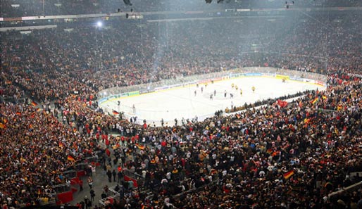 Deutschland - USA 2:1 n.V.: Die Rekordkulisse (77.803 Zuschauer) in der Arena auf Schalke sorgte für eine beim Eishockey noch nie zuvor erlebte Stimmung