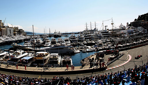 Tolles Ambiente für die Fans und Fahrer beim Training für den Monaco-GP: Die Piloten rasen am Hafen vorbei