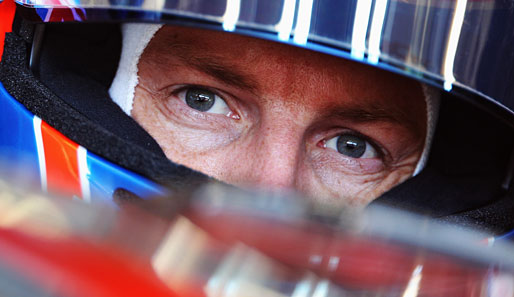 Jenson Button blickt kritisch. Kein Wunder: Der McLaren-Fahrer wollte nicht nur Neunter werden