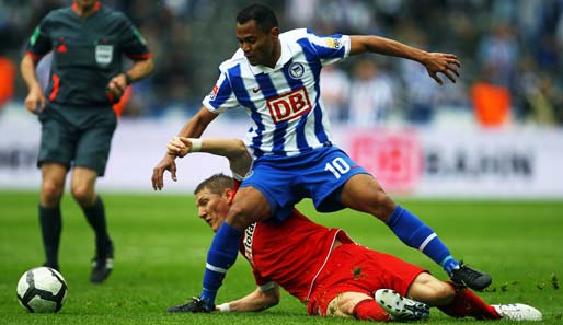 Herthas Raffael und Bayerns Bastian Schweinsteiger kämpfen um den Ball