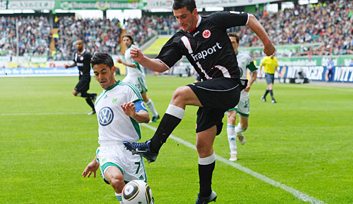 VfL Wolfsburg - Eintracht Frankfurt 3:1: Martin Fenin (r., gegen Josue) kam mit der Eintracht in Wolfsburg akkurat unter die Räder
