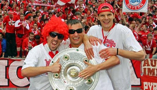 "Da ist das Ding!" Party-Clown Franck Ribery, ein weißbiergeduschter Ivica Olic und Daniel van Buyten (v.l.) feiern mit den eigenen Fans die Meisterschaft