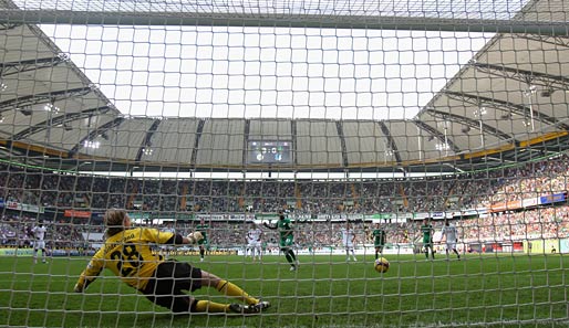 "Von hinten." (Hoffenheims Torhüter Timo Hildebrand auf die Frage, wie er den 1:0- Sieg in Hannover gesehen habe)