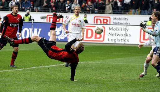 Spektakulärer Höhepunkt der Leverkusener Pleiten-Serie: In Frankfurt besorgte Maik Franz (M.) den Eintracht-Sieg in der 90. Minute per Fallrückzieher