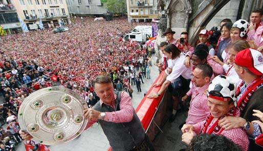 Die Schale wandert wie so oft zum Rekordmeister nach München. Meistermacher Louis van Gaal (l.) feierte mit den Fans am Marienplatz den 22. Titel für Bayern München