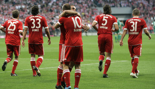 Die Bayern sorgten noch rechtzeitig für Verstärkung - Neuzugang Robben (M.) schlug ein wie eine Bombe. Gleich im ersten Spiel gegen Wolfsburg gelang ihm ein Doppelpack