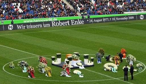 Robert Enke wurde im Mittelkreis der AWD-Arena die letzte Ehre erwiesen. Sämtliche Fußballgrößen Deutschlands waren zu Gast