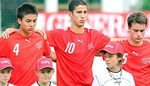 Der VfL Wolfsburg sicherte sich indes die Dienste von Nassim Ben Khalifa (M.) Der erst 18-Jährige kommt für 1,6 Millionen Euro von den Grasshoppers Zürich (Vertrag bis 2014)