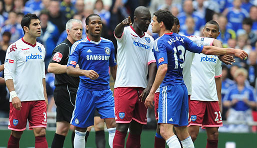 Michael Ballack ist im FA-Cup-Finale von Beginn an voll bei der Sache. Nach einer Auseinandersetzung mit Kevin-Prince Boateng vermittelt Portsmouths Papa Bouba Diop