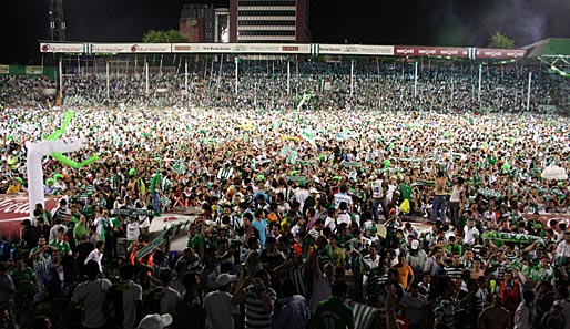 Die Fans von Bursaspor feiern friedlich den größten Tag ihres Lebens