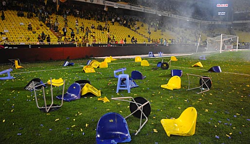 Szenen der Verwüstung im Sükrü-Saracoglu-Stadion nach dem verpatzten Meistertitel