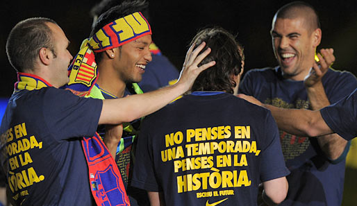 Läuft! Andres Iniesta tätschelt Lionel Messi den Kopf, Torhüter Victor Valdes kriegt sich nicht mehr ein