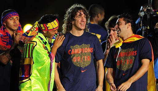 Xavi (r.) und Carles Puyol sind es gewohnt, Titel beim FC Barcelona zu feiern. Ein bisschen mehr Enthusiasmus vielleicht, meine Herren!