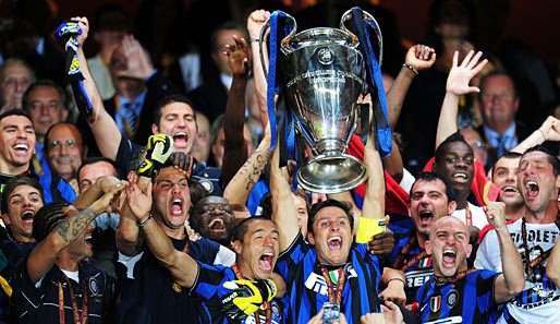 Verdienter Sieger: Javier Zanetti hob den Pokal in den Nachthimmel von Madrid