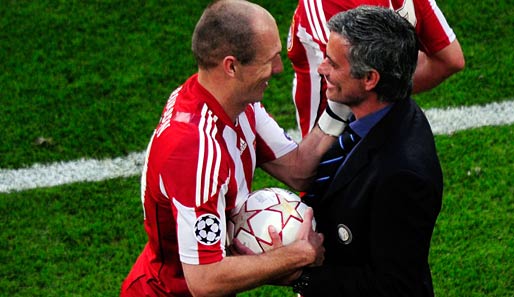 Streicheleinheiten unter ehemaligen Kollegen: Robben (l.) spielte beim FC Chelsea unter Trainer Mourinho