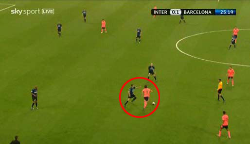 Ibrahimovic bekommt den Ball und schon sucht Lucio weit weg vom eigenen Tor den Zweikampf (Kreis)