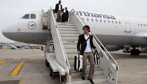 Serdar Tasci wirkt bei seiner Ankunft etwas verloren - immerhin hat er sein Gepäck dabei