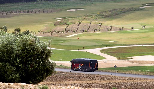 Der Bus fährt das Team durch eine idyllische Landschaft zum "Verdura Golf and Spa Resort" in Sciacca
