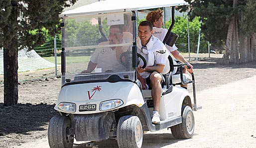 Lukas Podolski hat sich einen Golf-Wagen geschnappt. Probleme mit Rentnern gab es nicht...