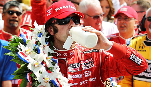 Indy 500: Erstes Ritual ist der tiefe Zug aus der Milchpulle. Diesen Test hat Dario Franchitti sehr gut bestanden