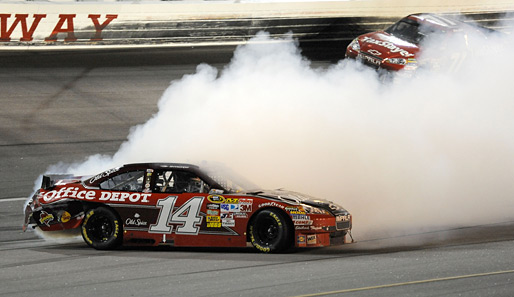 Viel Rauch um nichts: Tony Stewart scheidet mit einem Motorplatzer bei der NASCAR Sprint Cup Series Southern 500 in Darlington aus