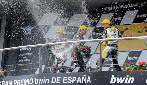 Das Sieger-Trio beim Moto2-Rennen in Jerez: Shoya Tomizawa, Tom Lüthi und Toni Elias (v.l.n.r.) seiften sich gegenseitg ein