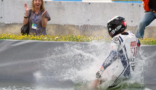 Ein Sprung ins kühle Nass: Jorge Lorenzo feierte seinen Triumph beim MotoGP-Rennen in Jerez auf ganz spezielle Weise