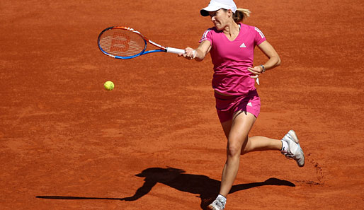 Justine Henin joggt locker zum Ball. Wesentlich mehr Einsatz war beim klaren Zwei-Satz-Sieg über Klara Zakopalova auch nicht nötig