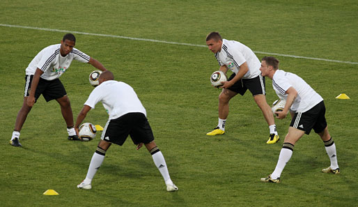 Dann geht's mit Dehn- und Stretchübungen weiter. Lukas Podolski findet sich dabei in der HSV-Gruppe mit Jerome Boateng, Dennis Aogo und Marcell Jansen wieder