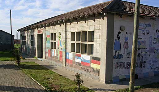 Die Molefe Primary School in Port Elizabeth, in deren Räumlichkeiten Grassroot Soccer sein Feriencamp abhält