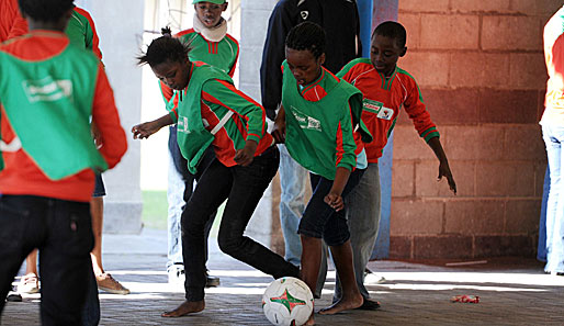 Einige der Kinder in Port Elizabeth spielen barfuß - und das auf gepflastertem Boden