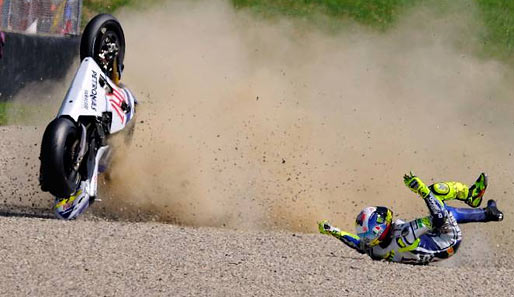 MotoGP in Mugello: Der Schock des Wochenendes. Superstar Valentino Rossi stürzt schwer und bricht sich dabei das rechte Schienbein