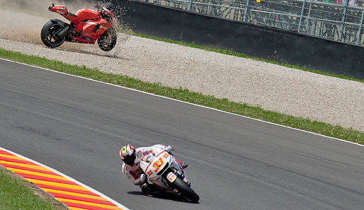 Wo ist der Fehler in diesem Bild? Richtig: Die Ducati von Nicky Hayden ist erstens ohne Fahrer unterwegs und steuert zweitens in eine ganz ungesunde Richtung