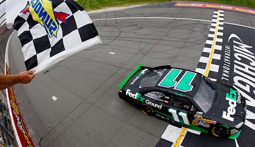 Mehr Erfolg hatte Denny Hamlin, der das Rennen der NASCAR Sprint Series für sich entschied