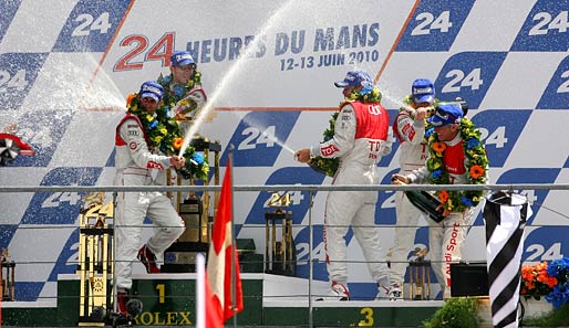 Die obligatorische Champagner-Dusche tut den Audi-Fahrern nach dem Erreichen aller drei Podiumsplätze besonders gut