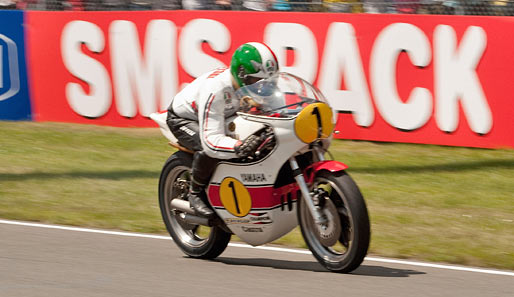 MotoGP in Assen: Historisches Schmankerl für alle Fans im niederländischen Motorrad-Mekka. Giacomo Agostini drehte ein paar Runden auf seiner WM-Maschine