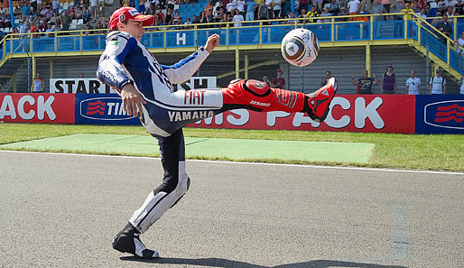 Spanier können eben Fußball spielen. Motorrad-Star Jorge Lorenzo zeigte in voller Montur seine Künste am runden Leder