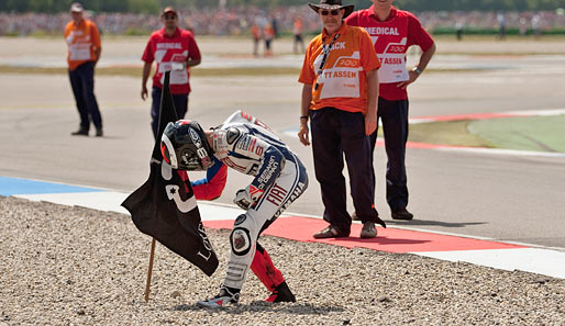 Nach dem Rennen vollführte der wieder einmal siegreiche Lorenzo sein Ritual. Er rammte eine Flagge in eines der Kiesbetten in Assen
