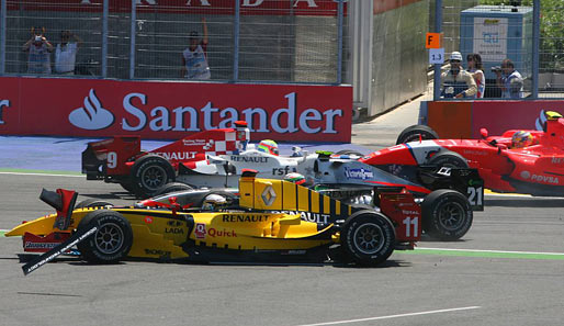 GP2 in Valencia: Eng ist es in der ersten Kurve in Valencia. Das bekam beim Crash im GP2-Rennen auch der Chinese Ho-Pin Tung (gelbes Auto) zu spüren