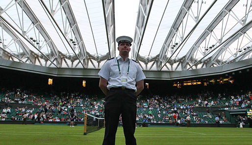Wimbledon, Tag 1: Hochmodern und mit Dach präsentiert sich der Centre Court. Dort kann auch bei Dunkelheit noch gespielt werden