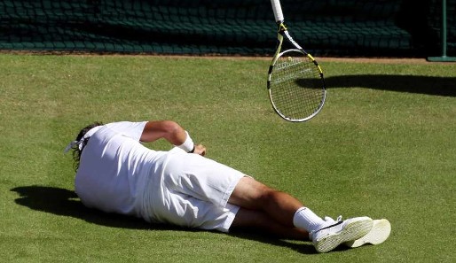 Rafael Nadal gestürzt? Geschlagen? Nein, nur hingefallen. Der Sieger von 2008 erreichte locker die zweite Runde