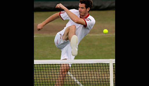 Gute Laune auch bei den Männern, die nur trainierten: Andy Murray schien einen Clown gefrühstückt zu haben. Erst spielte er Fußball statt Tennis...