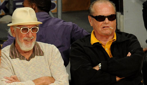 Fast so wichtig für die Lakers-Rotation wie Kobe sind Lou Adler und Jack Nicholson. Adler war früher übrigens mal Manager von Cheech und Chong