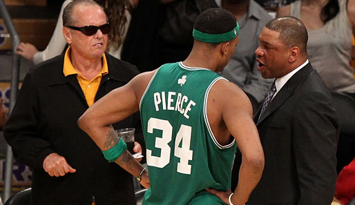 Nicholson ist allgegenwärtig im Staples Center. Hier horcht er Celtics-Star Paul Pierce und Headcoach Doc Rivers aus