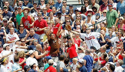 Ich hab ihn! Ich hab ihn! Ich hab iiiihnnn... nicht. Amerikanische Baseball-Fans strecken sich in Atlanta nach dem Spielgerät