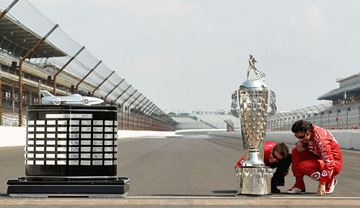 Indy500: Sieger Dario Franchitti (r.) sucht seinen Namen auf dem unfassbar großen Sieger-Pokal der Motorsportveranstaltung