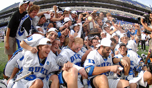 Wie viele Lacrosse-Spieler gehen auf ein Foto? Den Duke Blue Devils wird's egal sein - sie gewannen die NCAA Lacrosse Championship