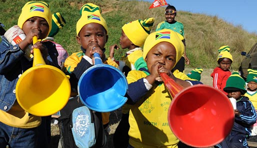 In Südafrika ist die Vorfreude auf die Weltmeisterschaft grenzenlos. Mit den - bei den Spielern so unbeliebten - Vuvuzelas haben vor allem die Kinder einen riesen Spaß